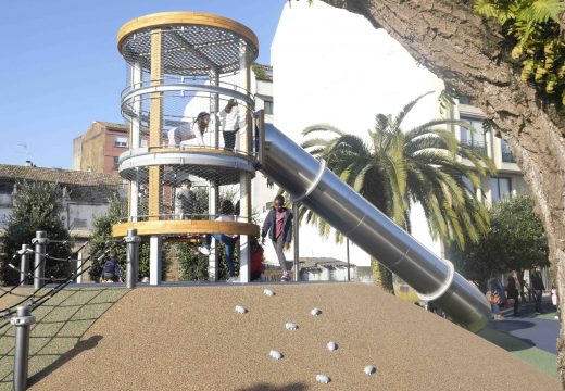 Numerosos cativos disfrutan dun renovado parque infantil do García Bayón en Riveira